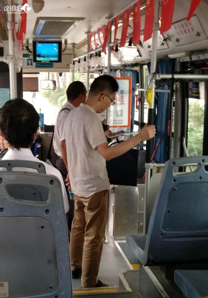 准备下公交车的男人