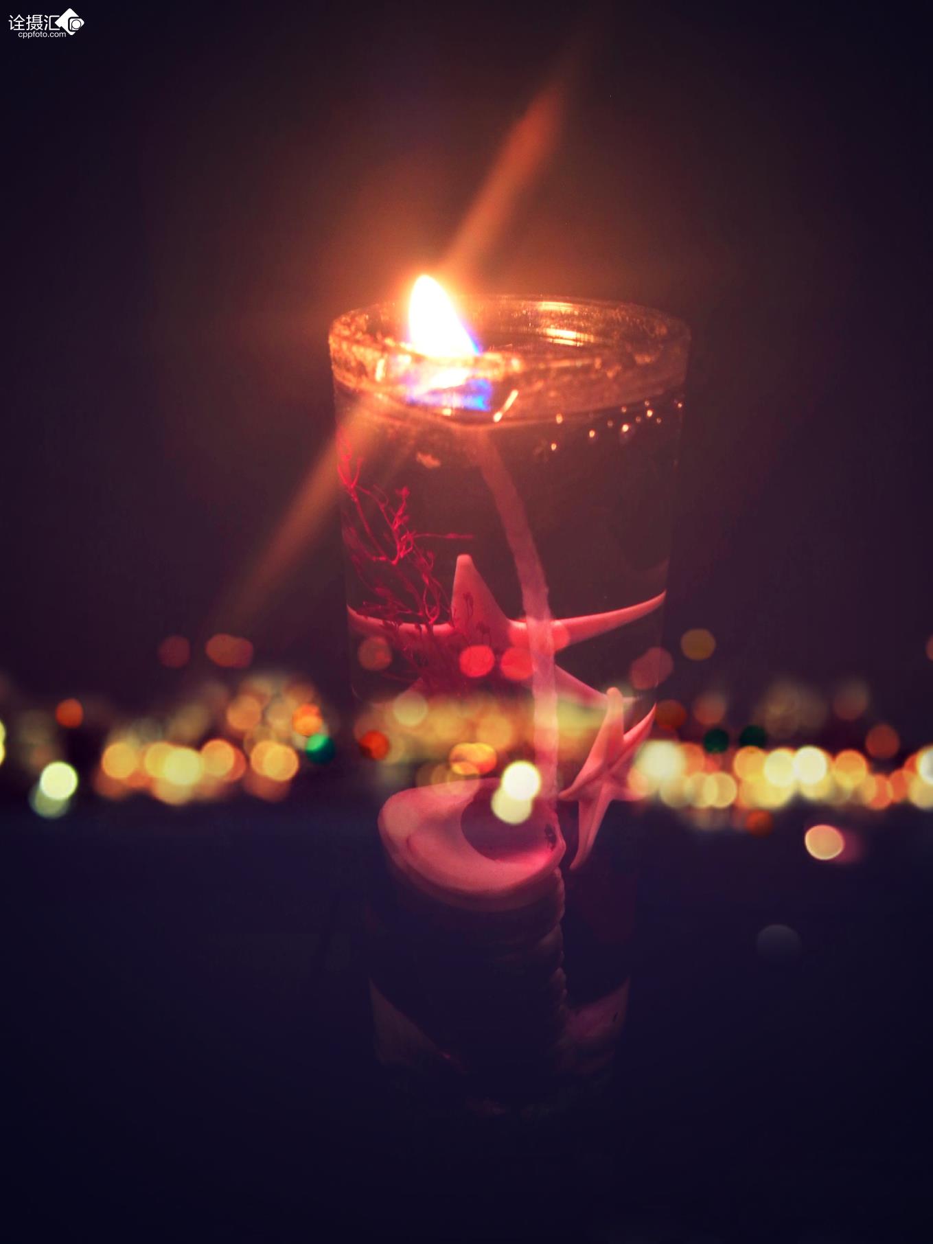 夜晚窗台上的蜡烛