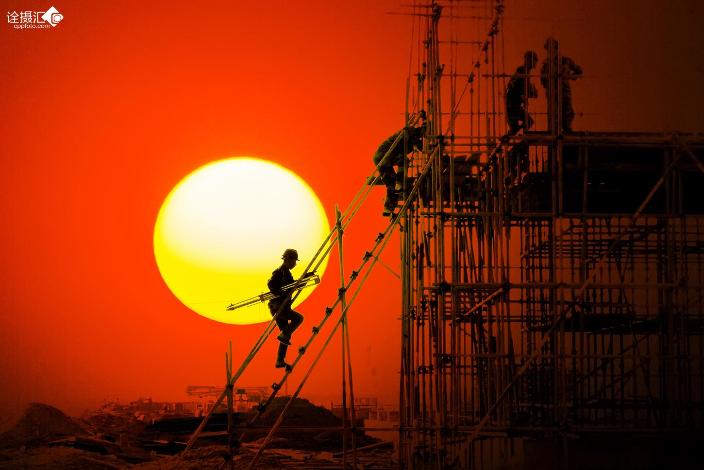 《夕阳下的建筑工》