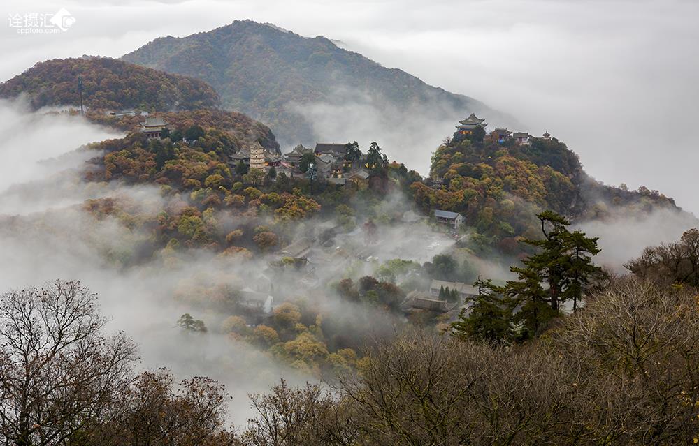 秋雨后崆峒山云海