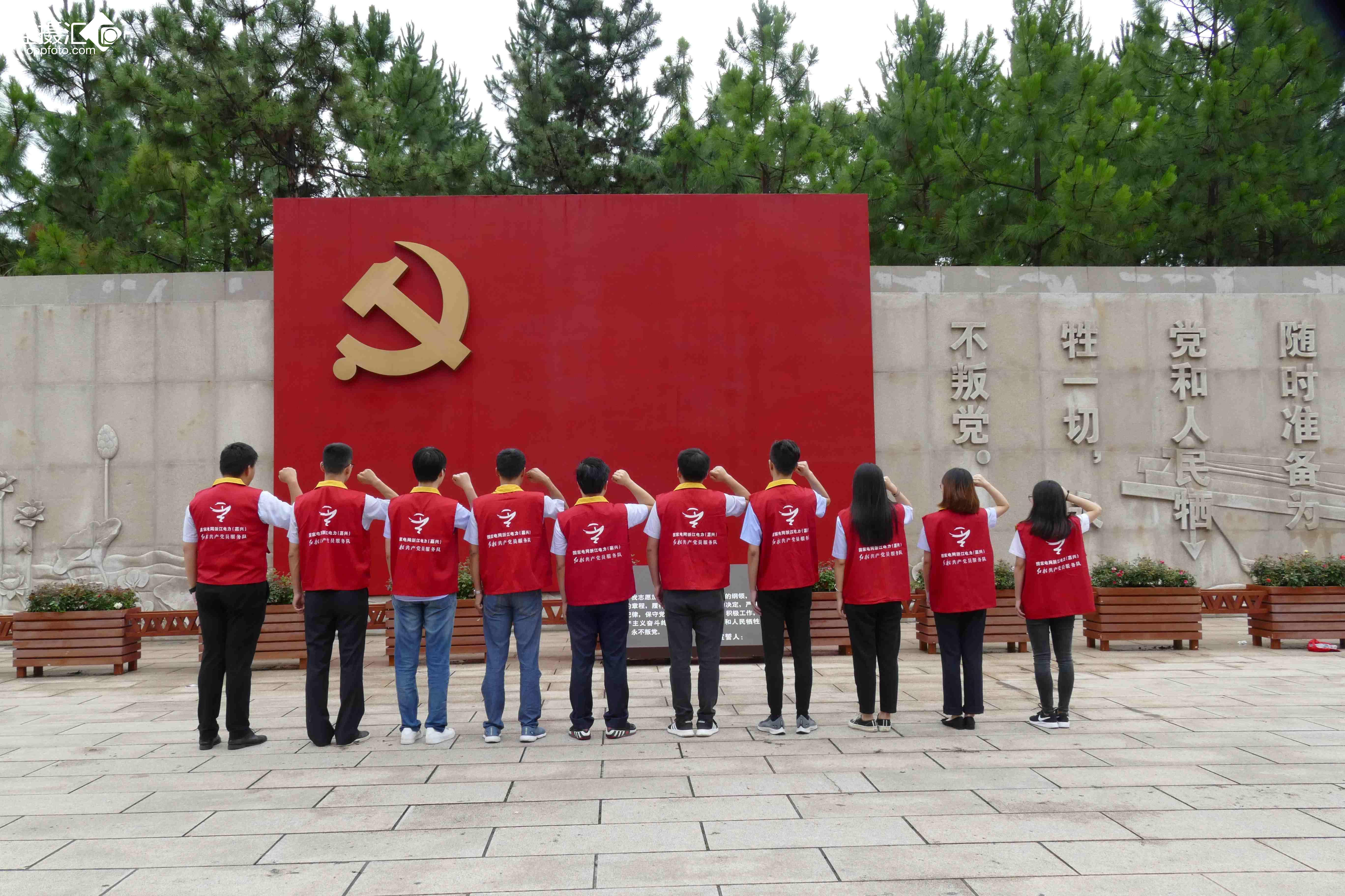 《红墙共产党员服务队》