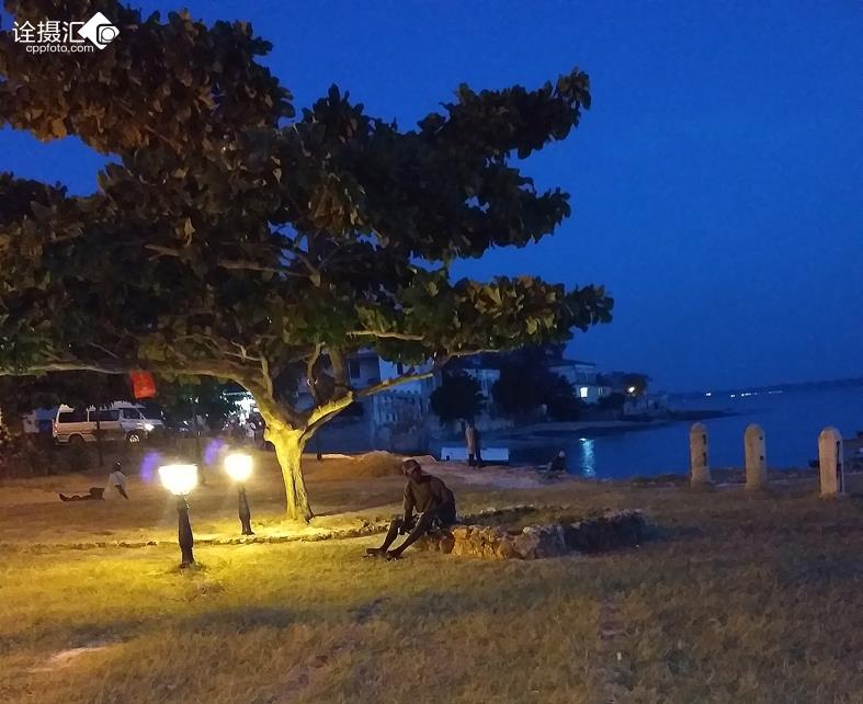 夜幕下的孤独