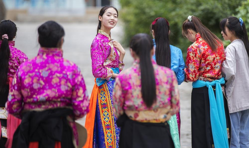 東旭村的姑娘們準備去跳鍋莊舞 —— 費茂華 攝