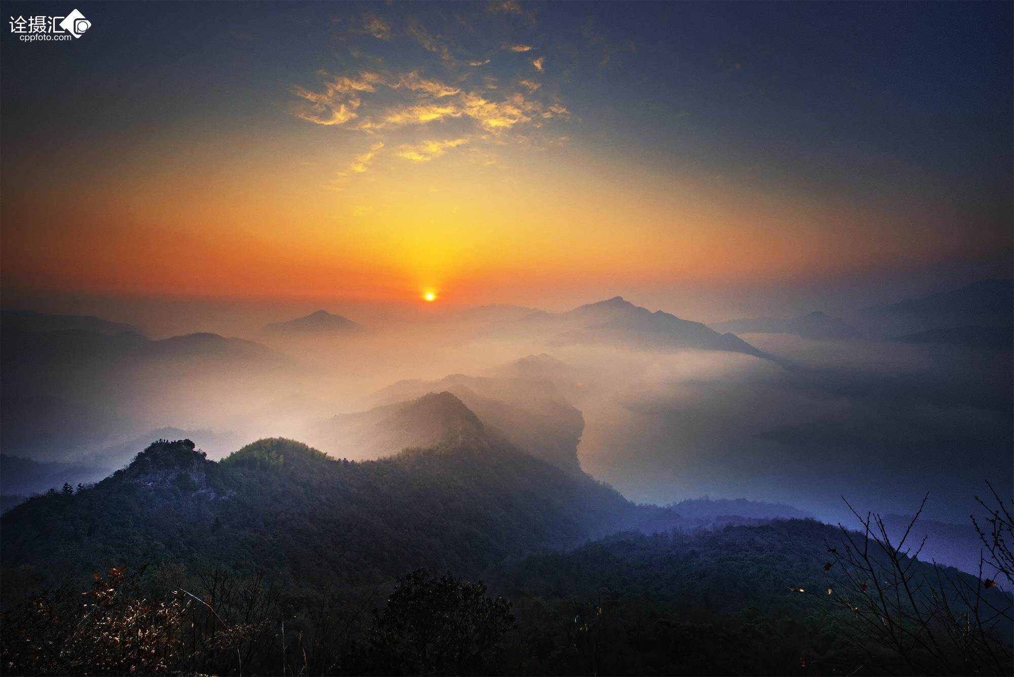 《日出屋脊山》
